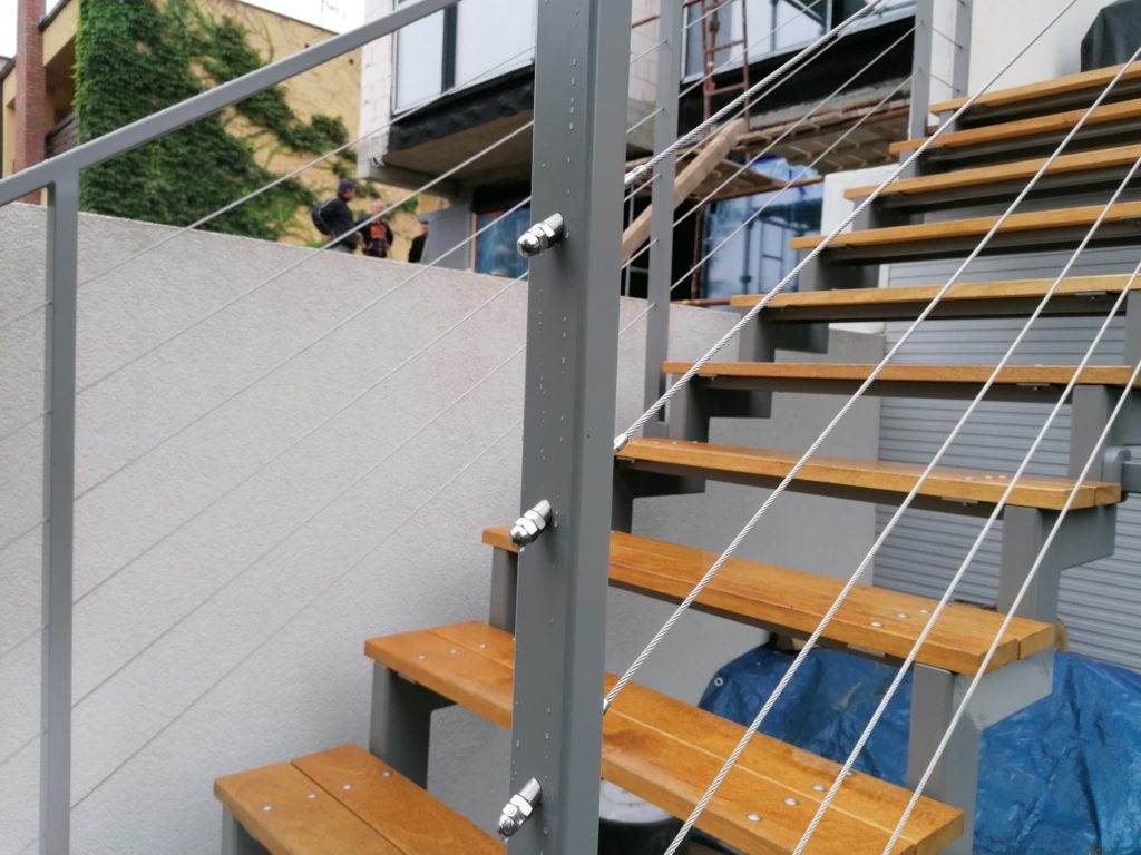 Schody zewnętrzne z balustradą schodową 28