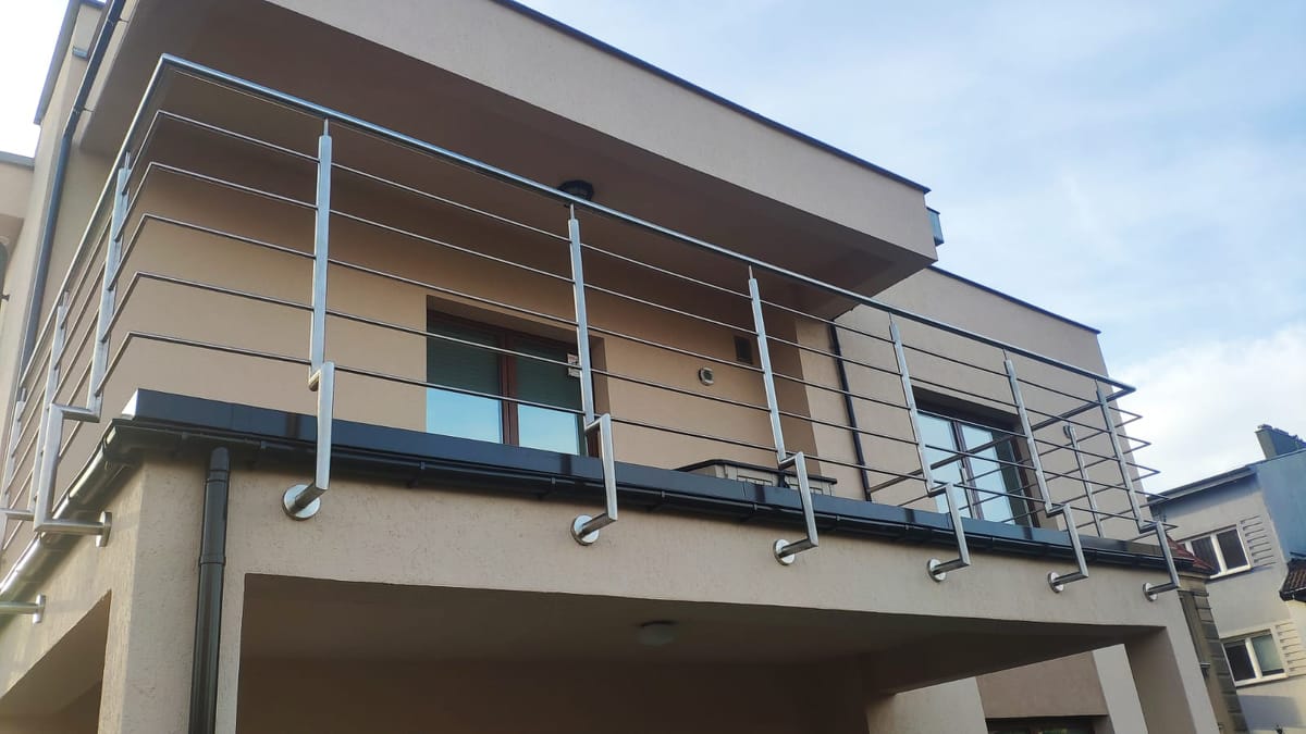 Realizacja balustrady ze stali nierdzewnej na balkonie