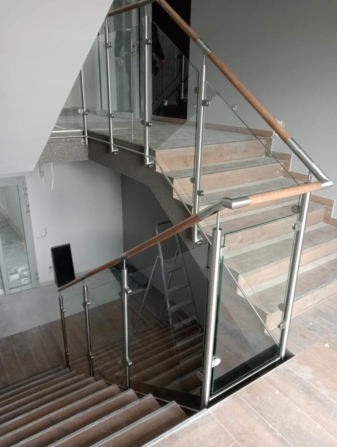 balustrada z drewnem railing szklo hotel glass wood stainless steel 71 balustrady barierki dąb