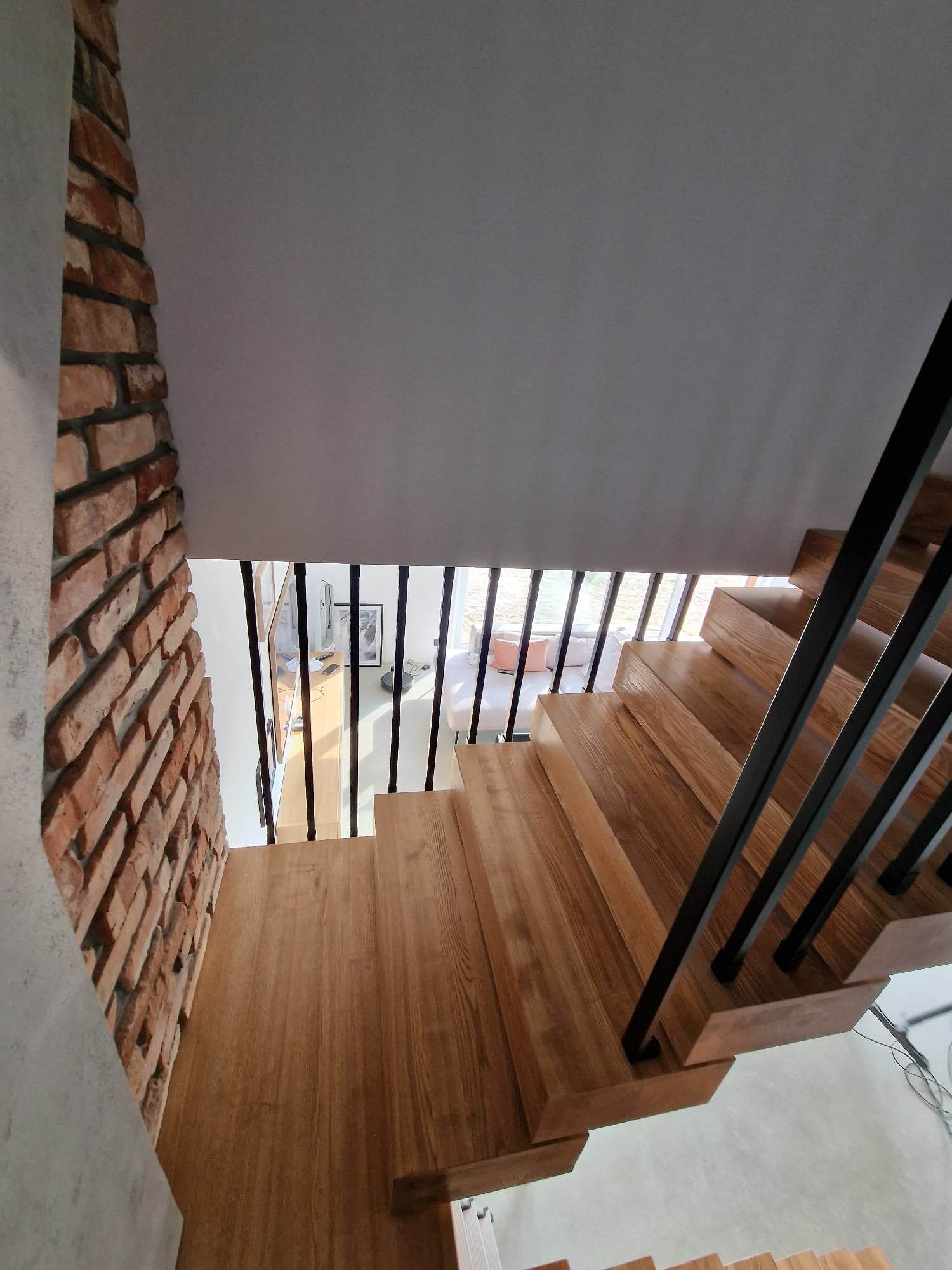 schody wewnętrzne drewniane, balustrada malowana proszkowo