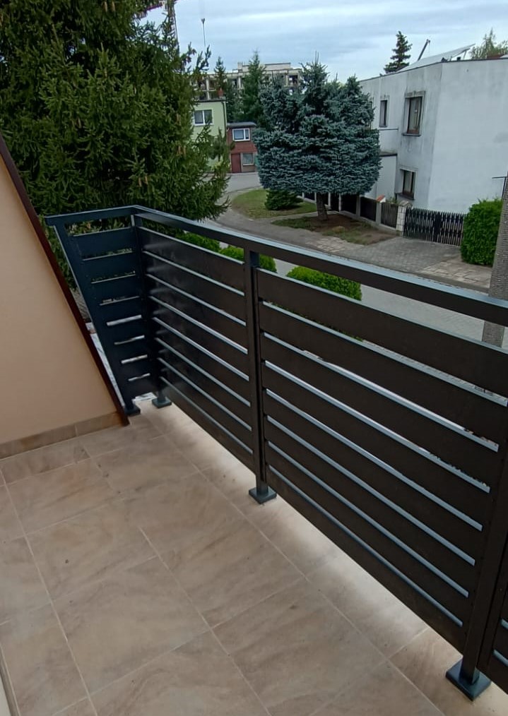 balustrada z wypełnieniem z profili aluminiowych, balustrada profile aluminiowe, profile aluminiowe malowane proszkowo, balustrada malowana proszkowo