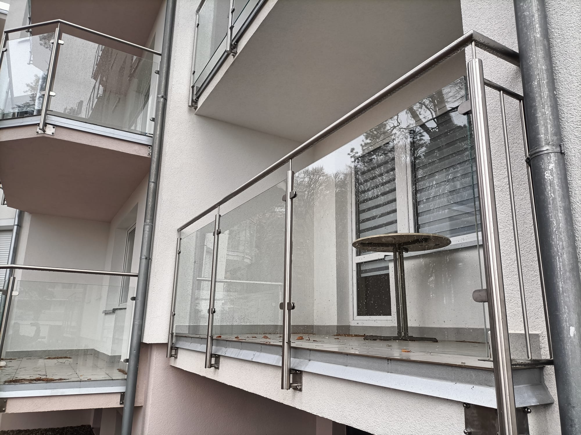 balustrady zewnętrzne, balustrady balkonowe, balustrady szklane, balustrady szklane balkonowe, balustrada szklano-stalowa
