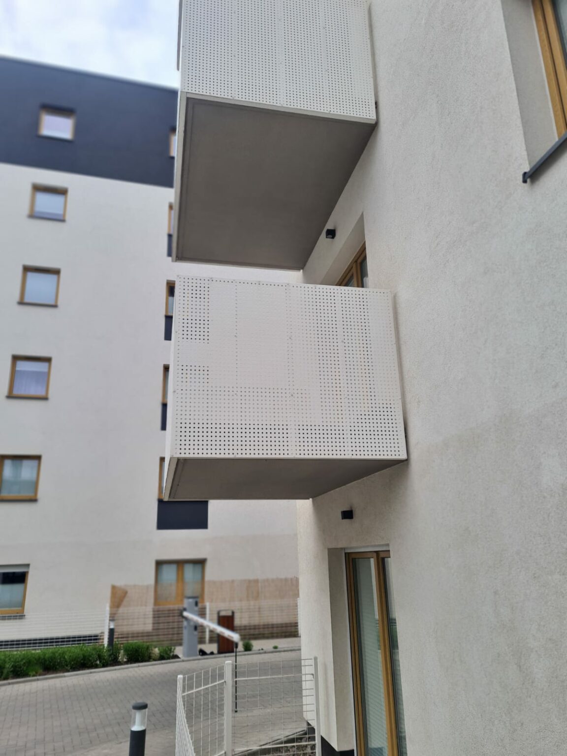 balustrady, balustrady malowane, balustrady malowane proszkowo, balustrady ocynkowane, balustrady proszkowe, balustrady balkonowe, balustrady zewnętrzne