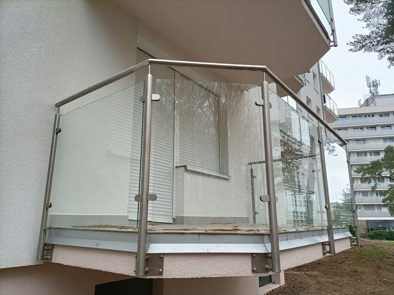 balustrady zewnętrzne, balustrady szklane, szklane zewnętrzne, balustrady ze szkła, balustrady zewnętrzne wykonane ze szkła, balustrady szklano stalowe