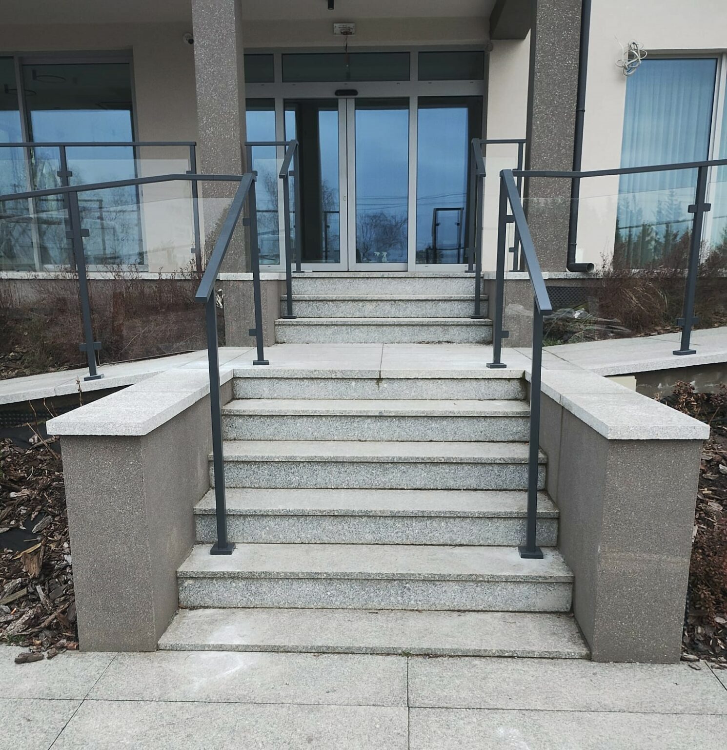 balustrady zewnętrzne, balustrady szklane, szklane zewnętrzne, balustrady ze szkła, balustrady zewnętrzne wykonane ze szkła, balustrady szklano stalowe