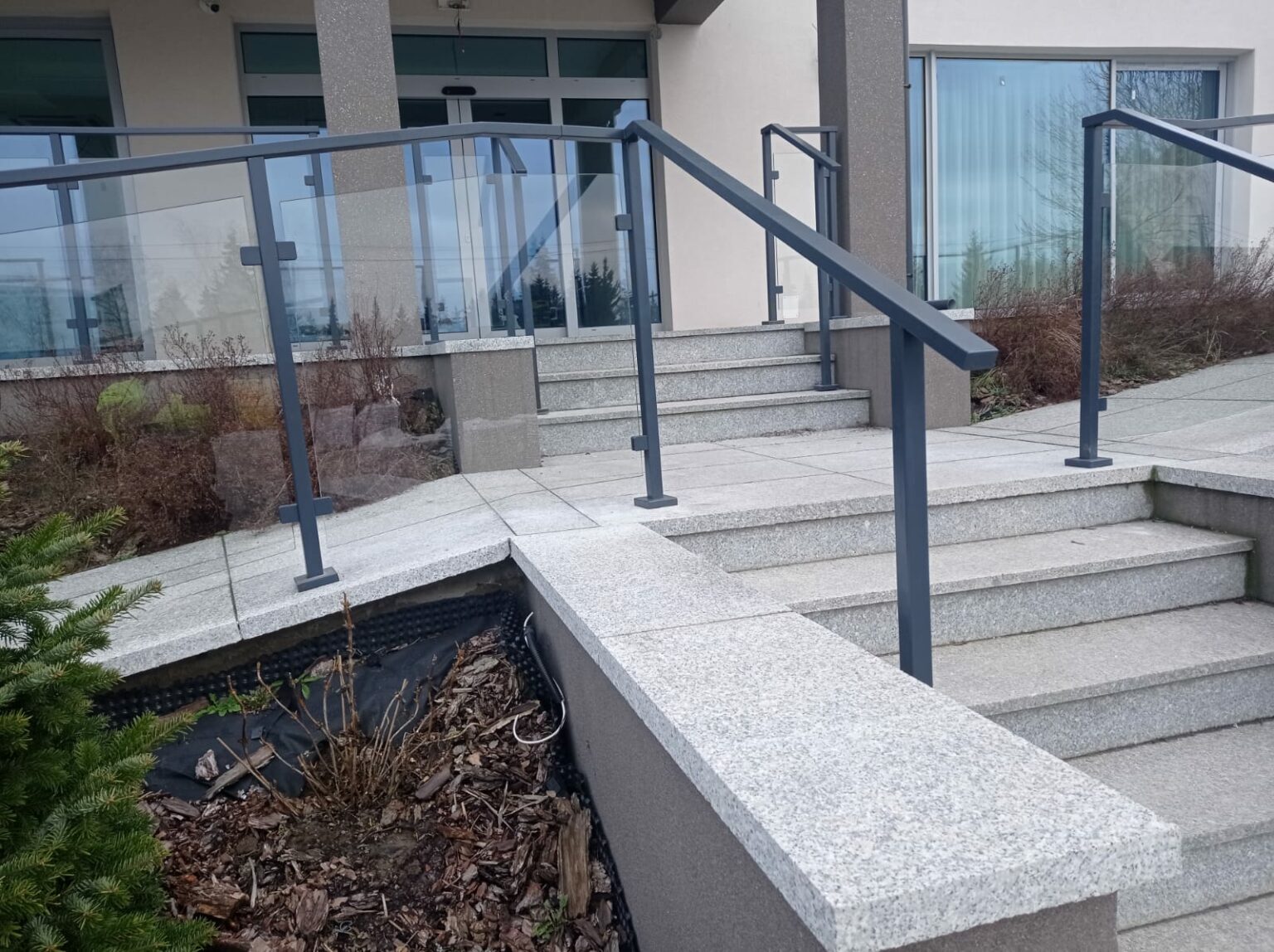 balustrady zewnętrzne, balustrady szklane, szklane zewnętrzne, balustrady ze szkła, balustrady zewnętrzne wykonane ze szkła, balustrady szklano stalowe