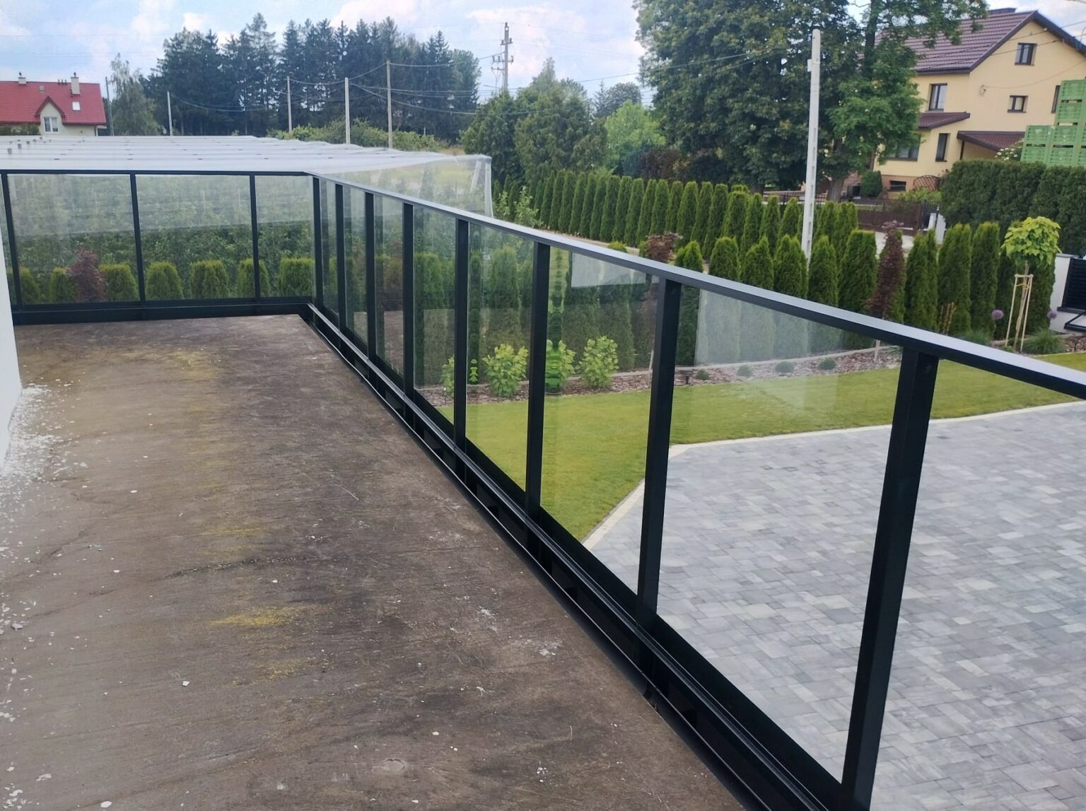 balustrada, balustrada szklana, balustrada samonośna szklana, balustrada zewnętrzna szklana, bezpieczna balustrada szklana