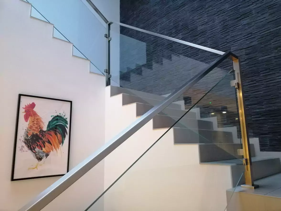 balustrada szklana z elementami stali nierdzewnej