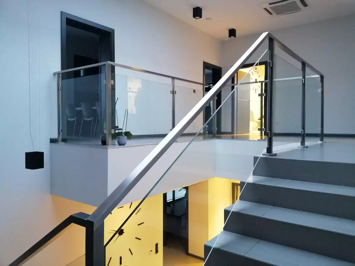 railing glass powder coated balustrade modern architecture architektora wnetrza nowoczesne balustrady balustrada barierka szklana szklo malowana balustrady wewnetrzne balustrada schodowa balustrada szklana samonosna