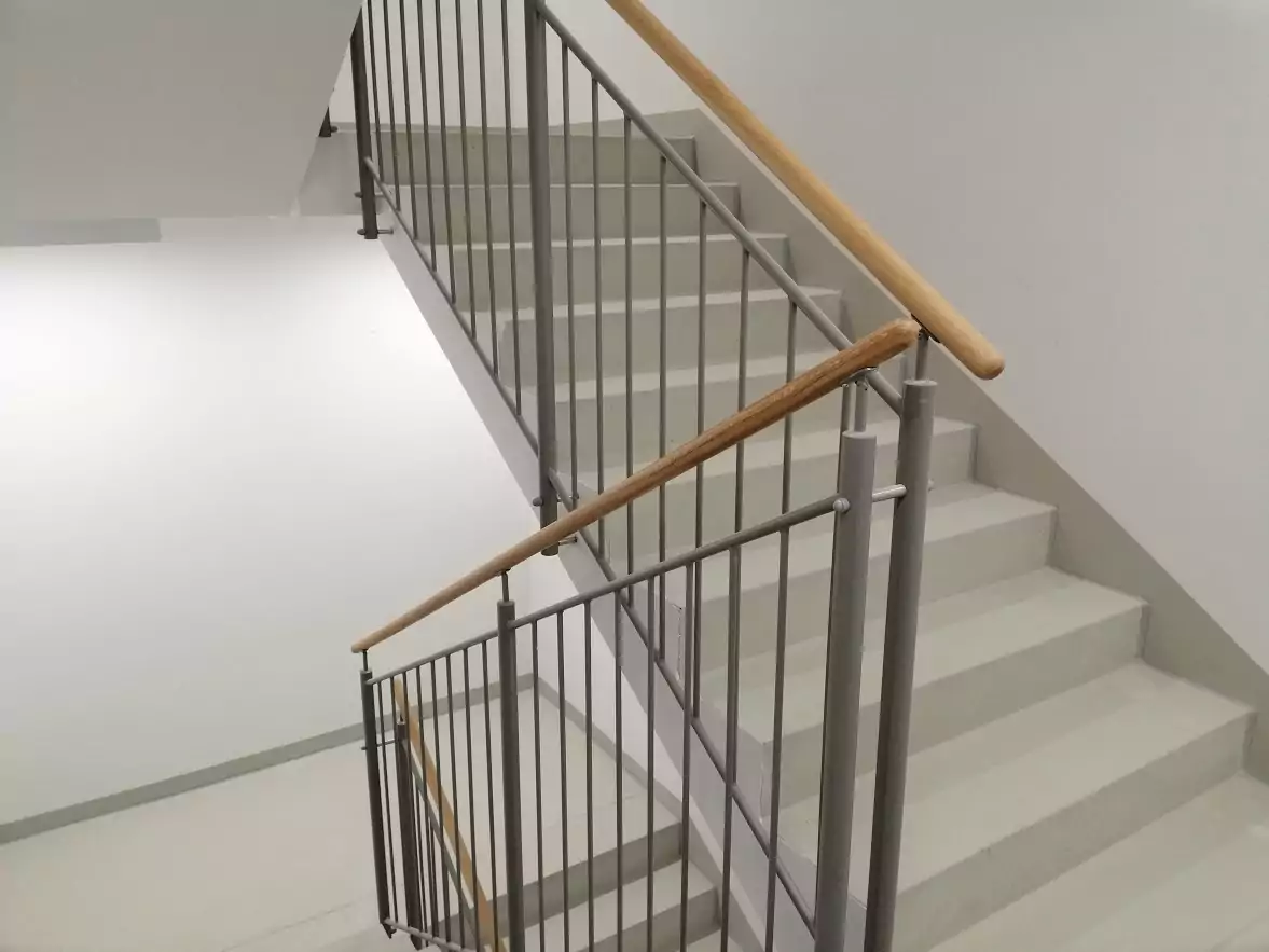 balustrada z drewnem railing szklo modern glass wood stainless steel balustrady barierki dąb