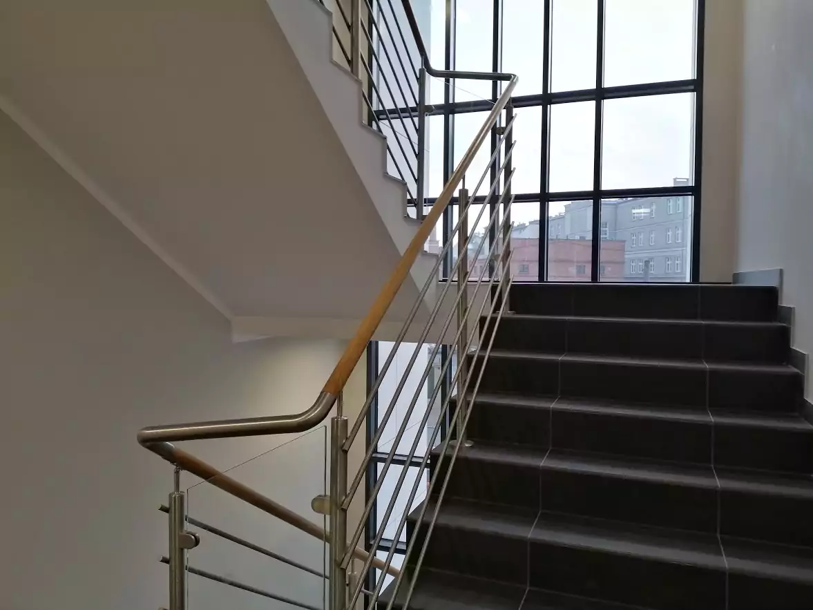 balustrada z drewnem railing szklo modern glass wood stainless steel balustrady barierki dąb