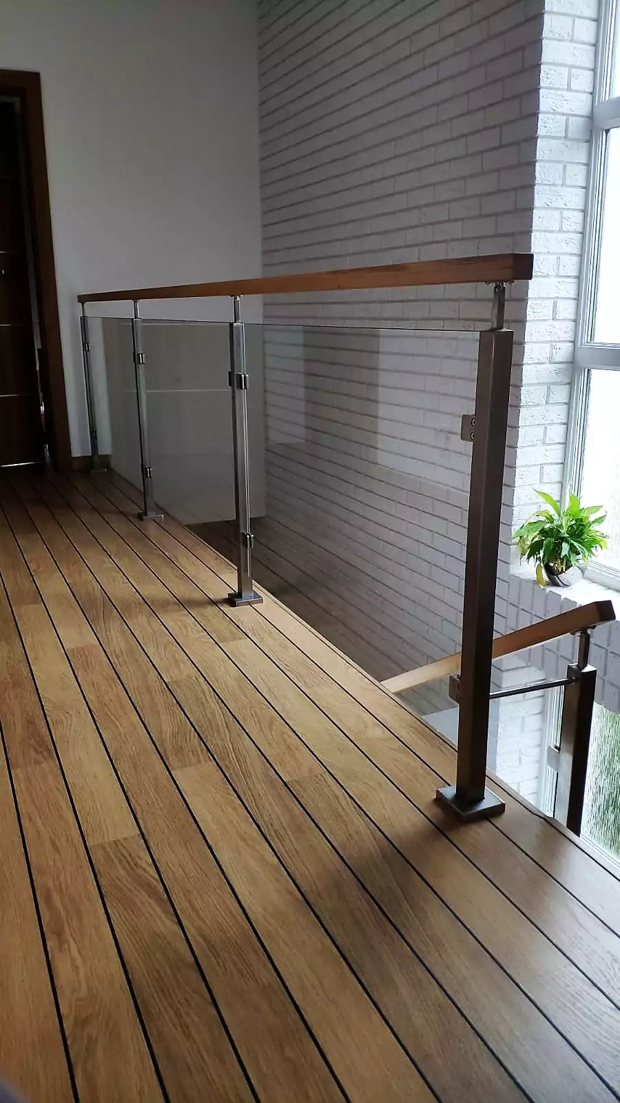 railing glass powder coated balustrade modern architecture architektora wnetrza nowoczesne balustrady balustrada barierka szklana szklo malowana balustrady wewnetrzne balustrada schodowa balustrada szklana samonosna