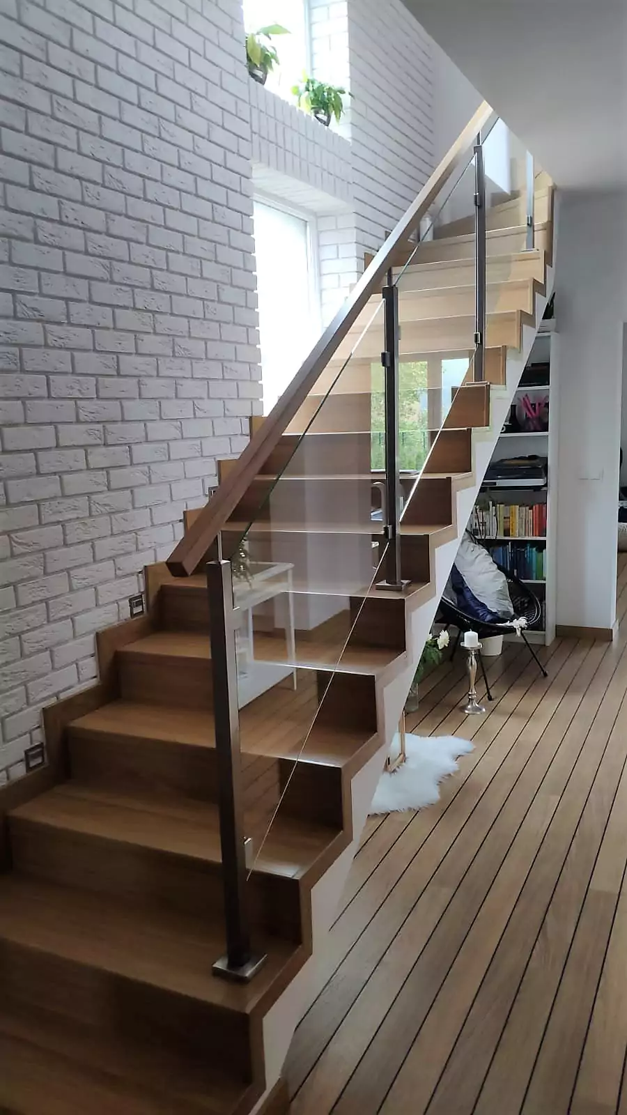 railing glass powder coated balustrade modern architecture architektora wnetrza nowoczesne balustrady balustrada barierka szklana szklo malowana balustrady wewnetrzne balustrada schodowa balustrada szklana samonosna