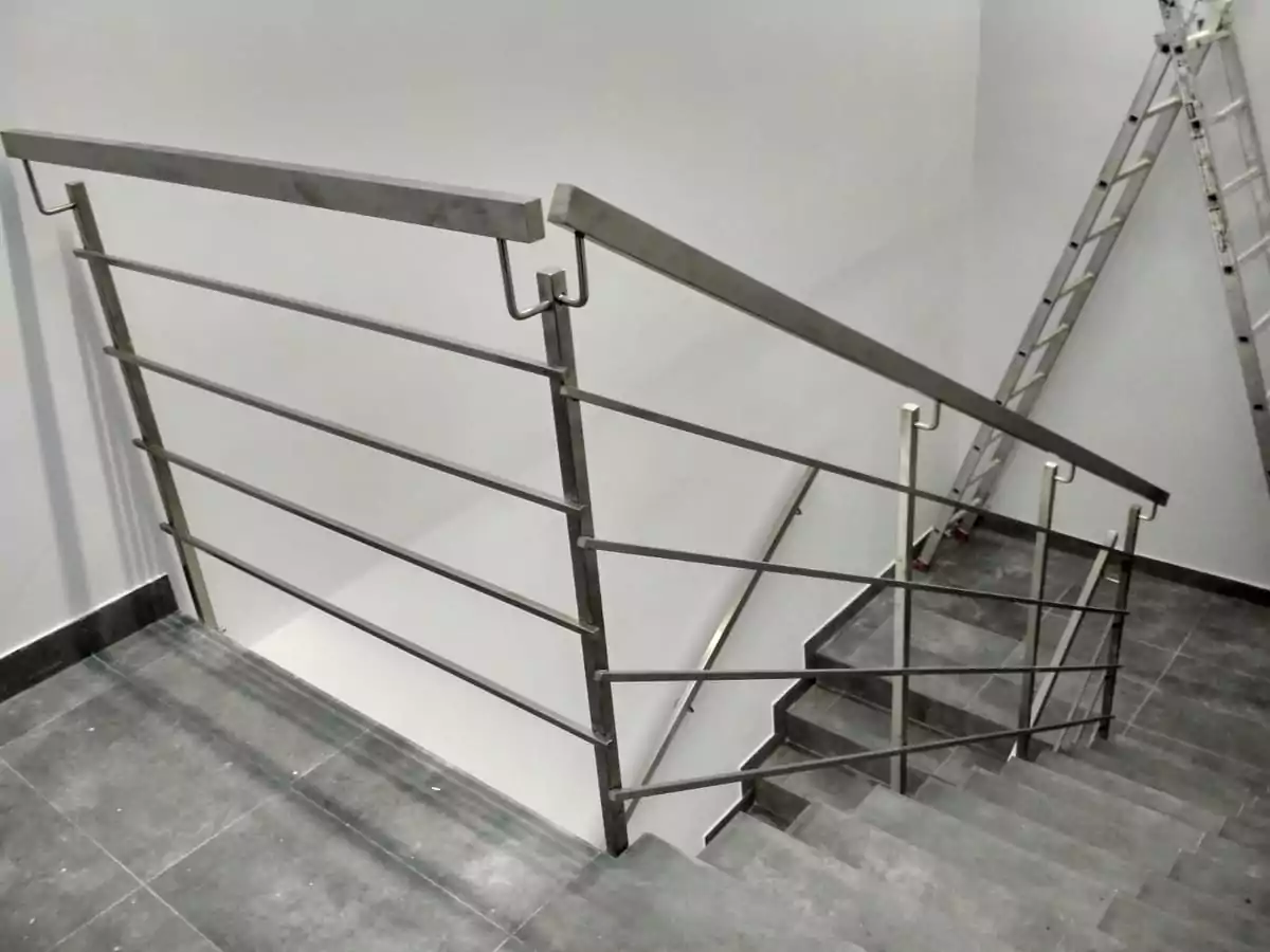 balustrada nierdzewna przy schodach