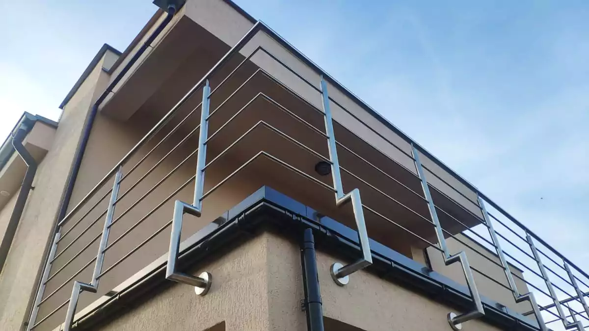 Realizacja balustrady ze stali nierdzewnej na balkonie
