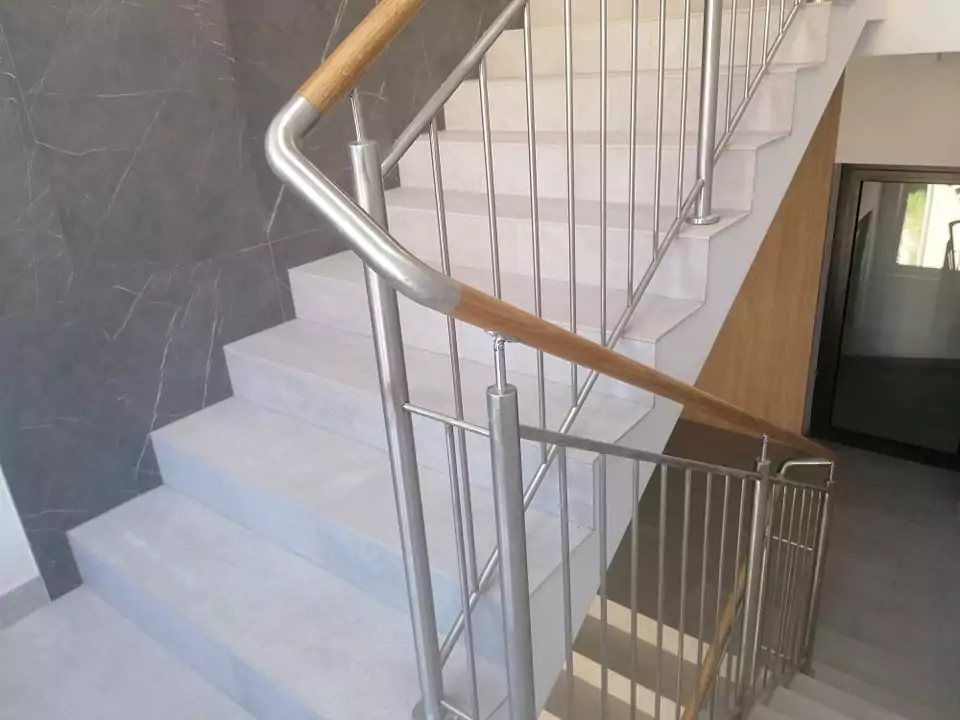 balustrada z drewnem railing szklo hotel glass wood stainless steel 68 balustrady barierki dąb