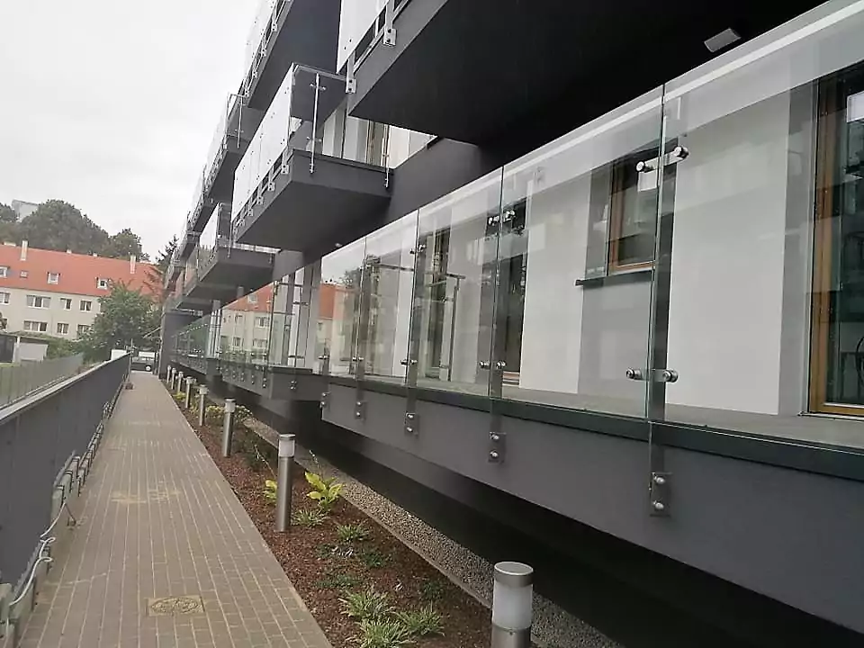 railing glass powder coated balustrade modern architecture architektora wnetrza nowoczesne balustrady balustrada barierka szklana szklo malowana balustrady wewnetrzne balustrada schodowa balustrada szklana samonosna