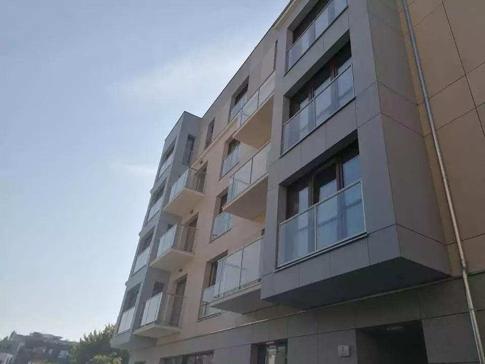 Balustrady szklane Poznań 5 - BaluSteel railing glass powder coated balustrade modern architecture architektora wnetrza nowoczesne balustrady balustrada barierka szklana szklo malowana balustrady wewnetrzne balustrada schodowa balustrada szklana samonosna