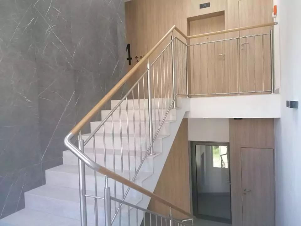 balustrada z drewnem railing szklo hotel glass wood stainless steel 71 balustrady barierki dąb