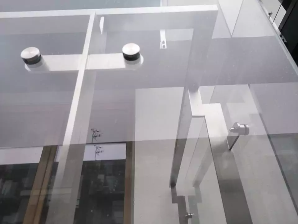 Balustrady szklane Poznań 12 - BaluSteel railing glass powder coated balustrade modern architecture architektora wnetrza nowoczesne balustrady balustrada barierka szklana szklo malowana balustrady wewnetrzne balustrada schodowa balustrada szklana samonosna