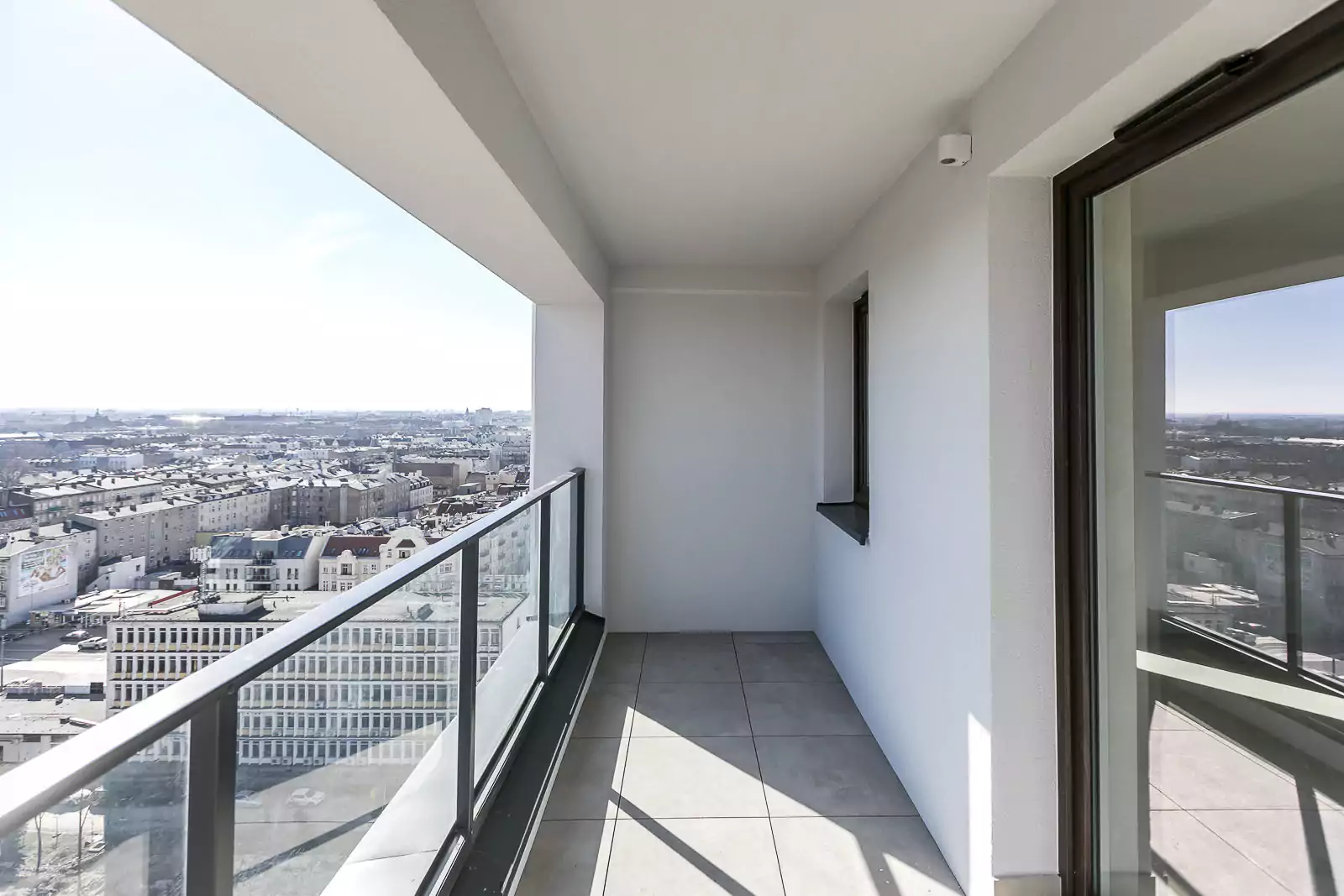 railing glass powder coated balustrade modern architecture architektora wnetrza nowoczesne balustrady balustrada barierka szklana szklo malowana balustrady wewnetrzne balustrada schodowa balustrada szklana samonosna