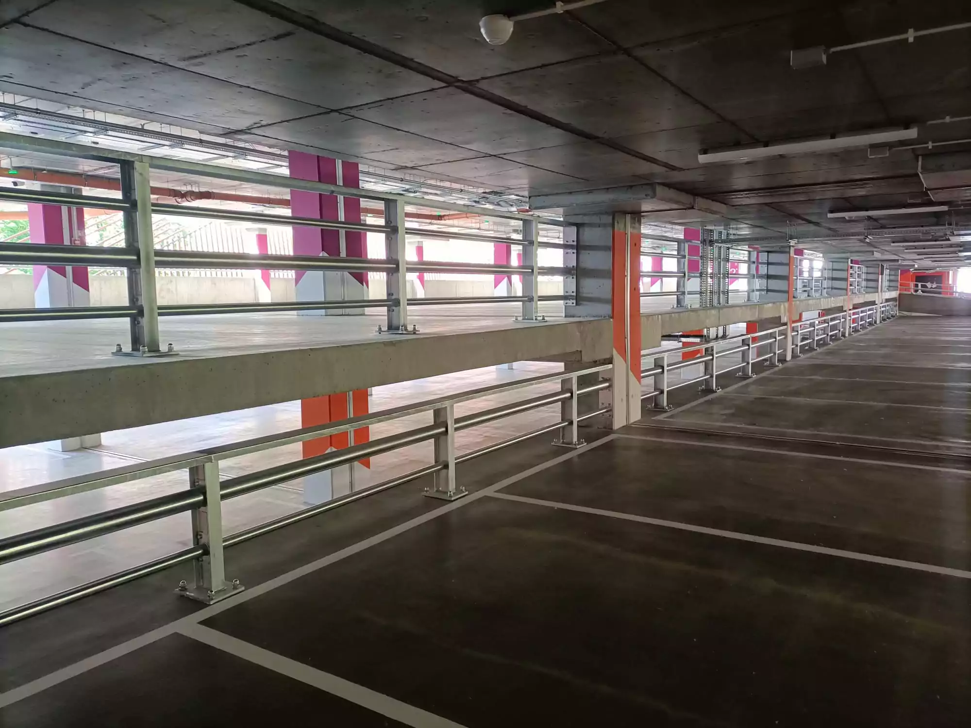 parking, stalowe elementy architektury