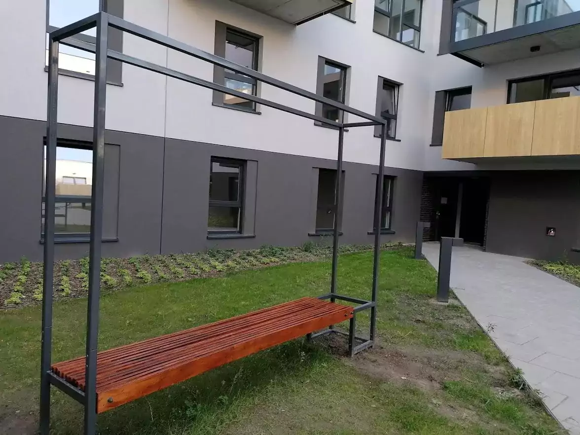 ławka drewniana z elementami metalowymi malowanymi proszkowo