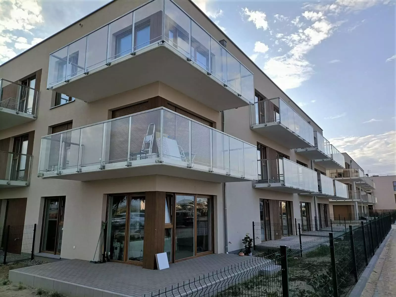 balustrady szklane, balustrady balkonowe szklane