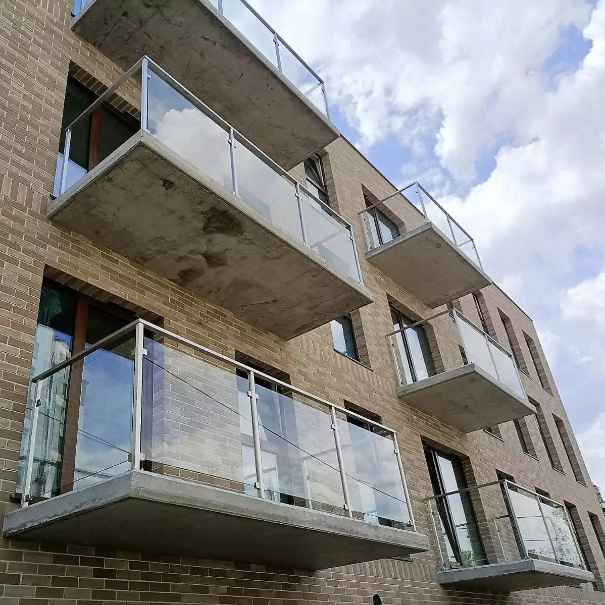 balustrady zewnętrzne, balustrady szklane, szklane zewnętrzne, balustrady ze szkła, balustrady zewnętrzne wykonane ze szkła, balustrady szklano stalowe