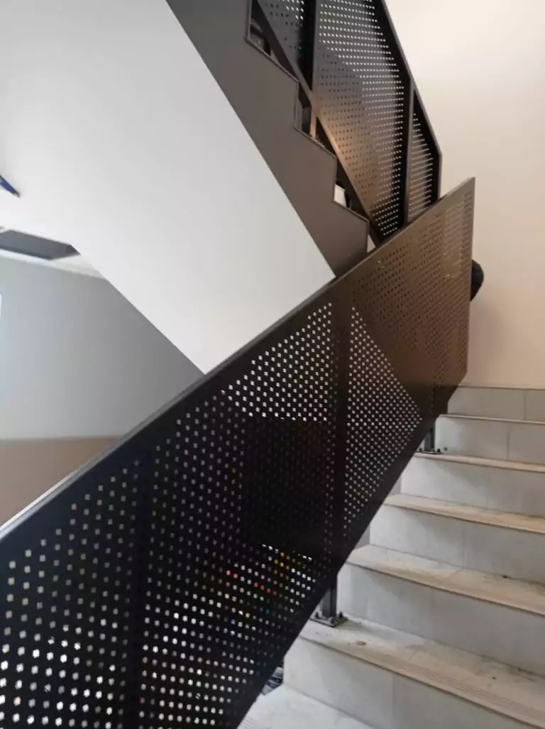 balustrada balkonowa, balustrada malowana proszkowo, balustrada z blachy perforowanej, blacha perforowana malowana proszkowo