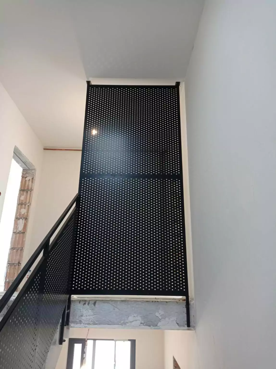 balustrada balkonowa, balustrada malowana proszkowo, balustrada z blachy perforowanej, blacha perforowana malowana proszkowo