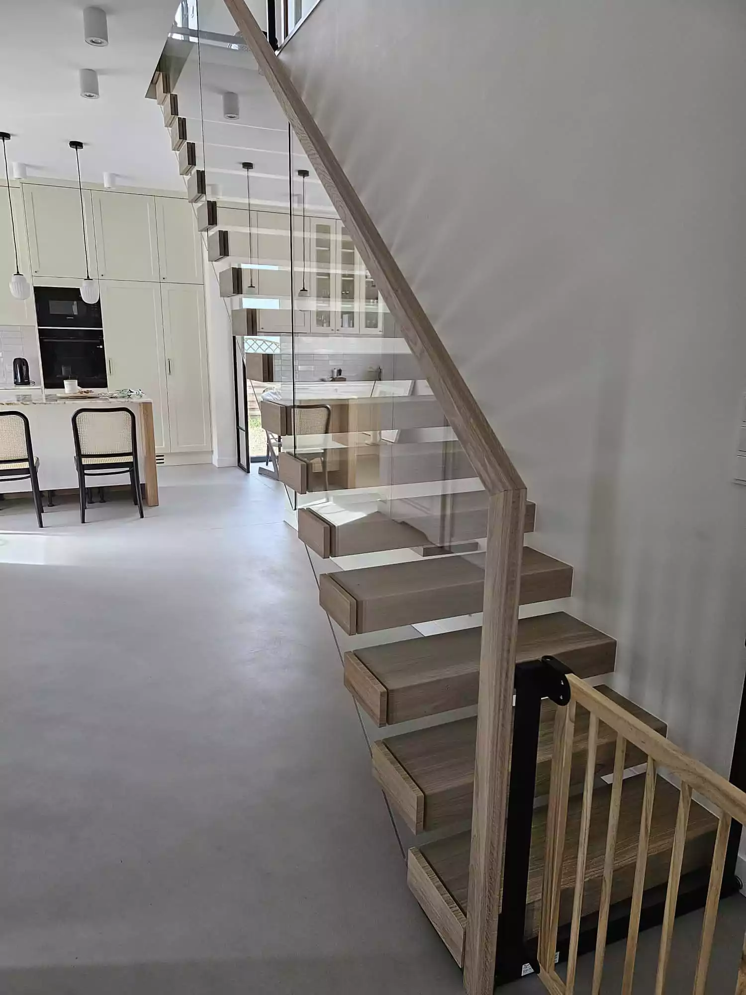 balustrada szklana, balustrada szklana z drewnem, pochwyt drewniany, balustrada