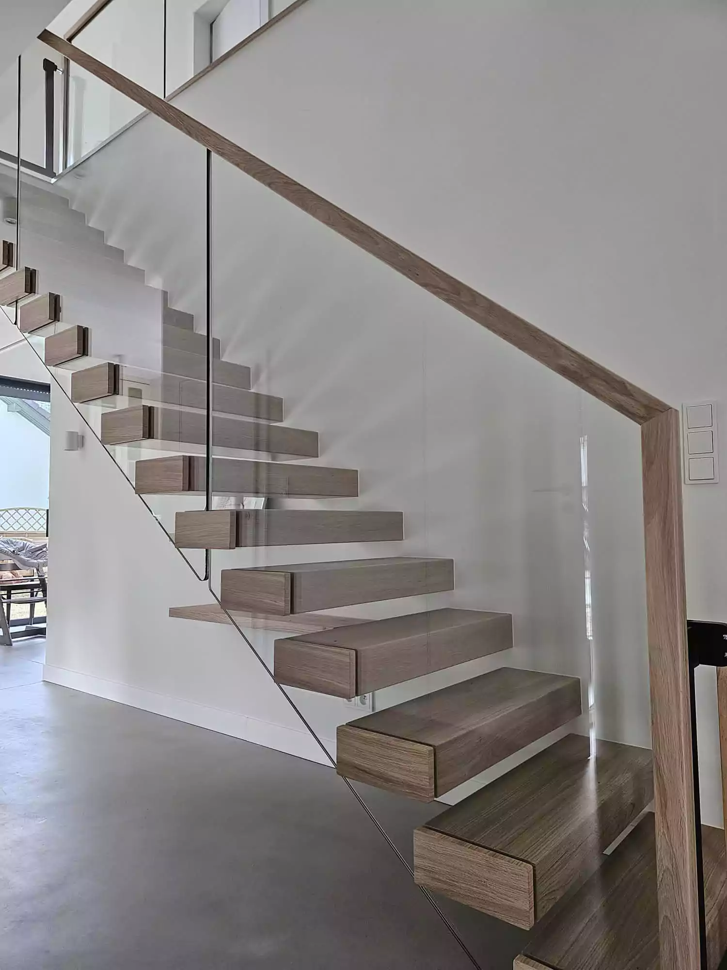 balustrada szklana, balustrada szklana z drewnem, pochwyt drewniany, balustrada