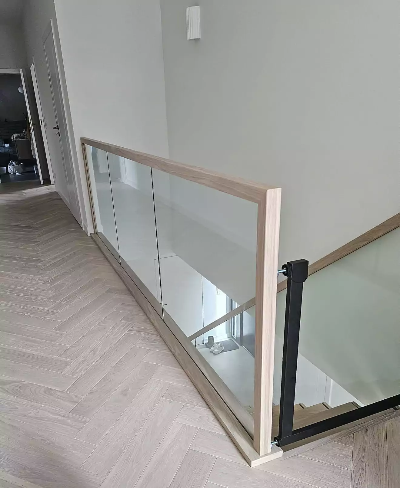 balustrada szklana, balustrada szklana z drewnem, pochwyt drewniany, balustrada