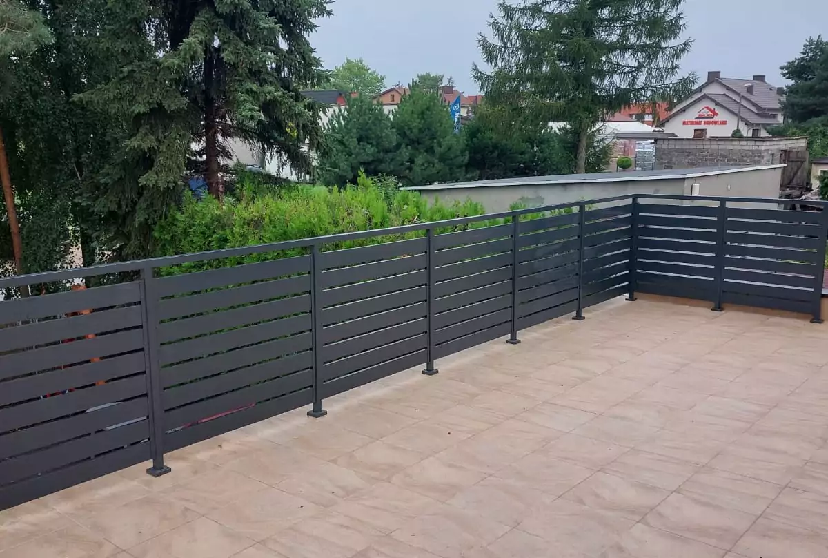 balustrada z wypełnieniem z profili aluminiowych, balustrada profile aluminiowe, profile aluminiowe malowane proszkowo, balustrada malowana proszkowo