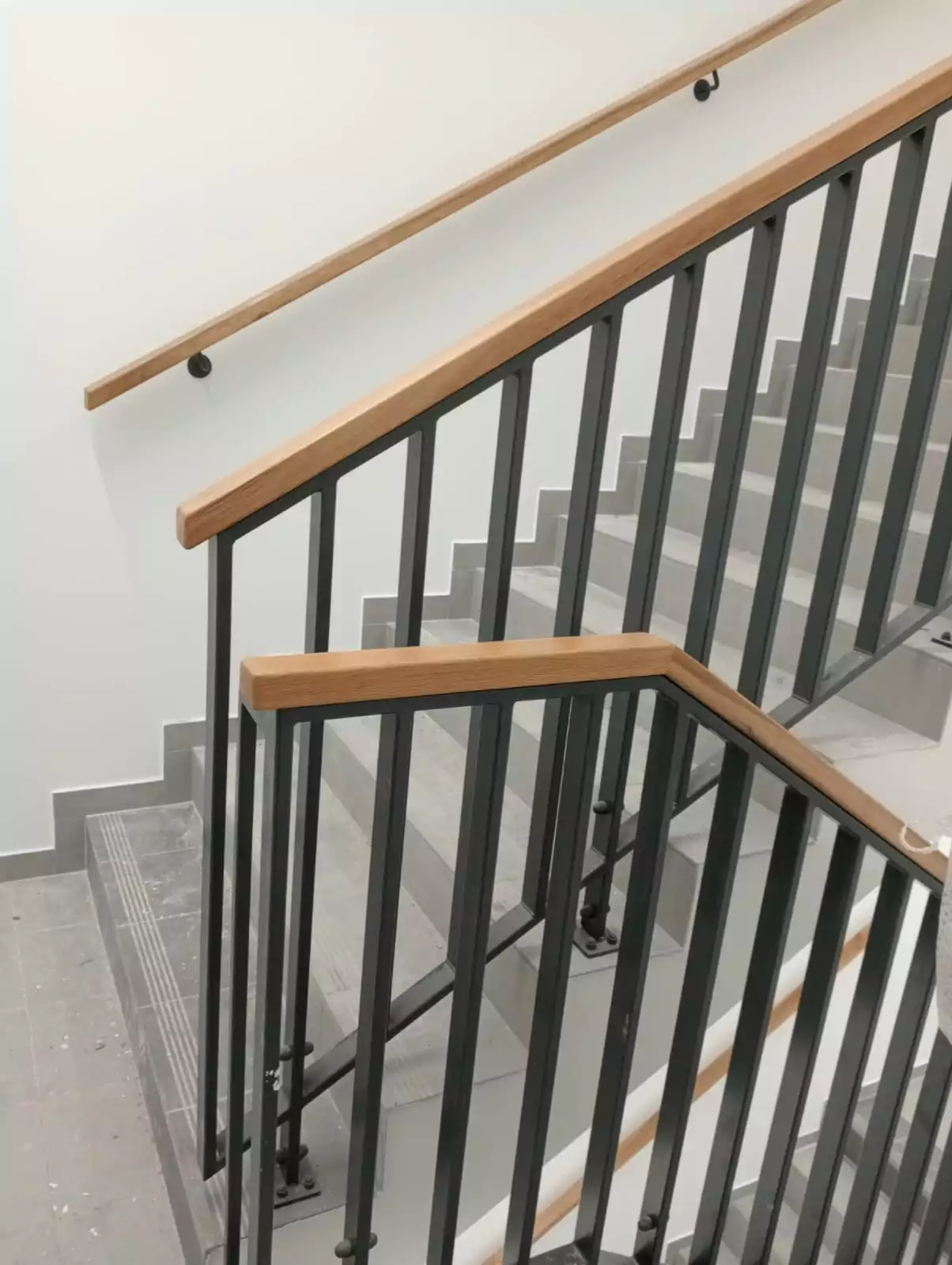 balustrada schodowa, balustrada klatki schodowej, balustrada malowana proszkowo, balustrada z pochwytem drewnianym