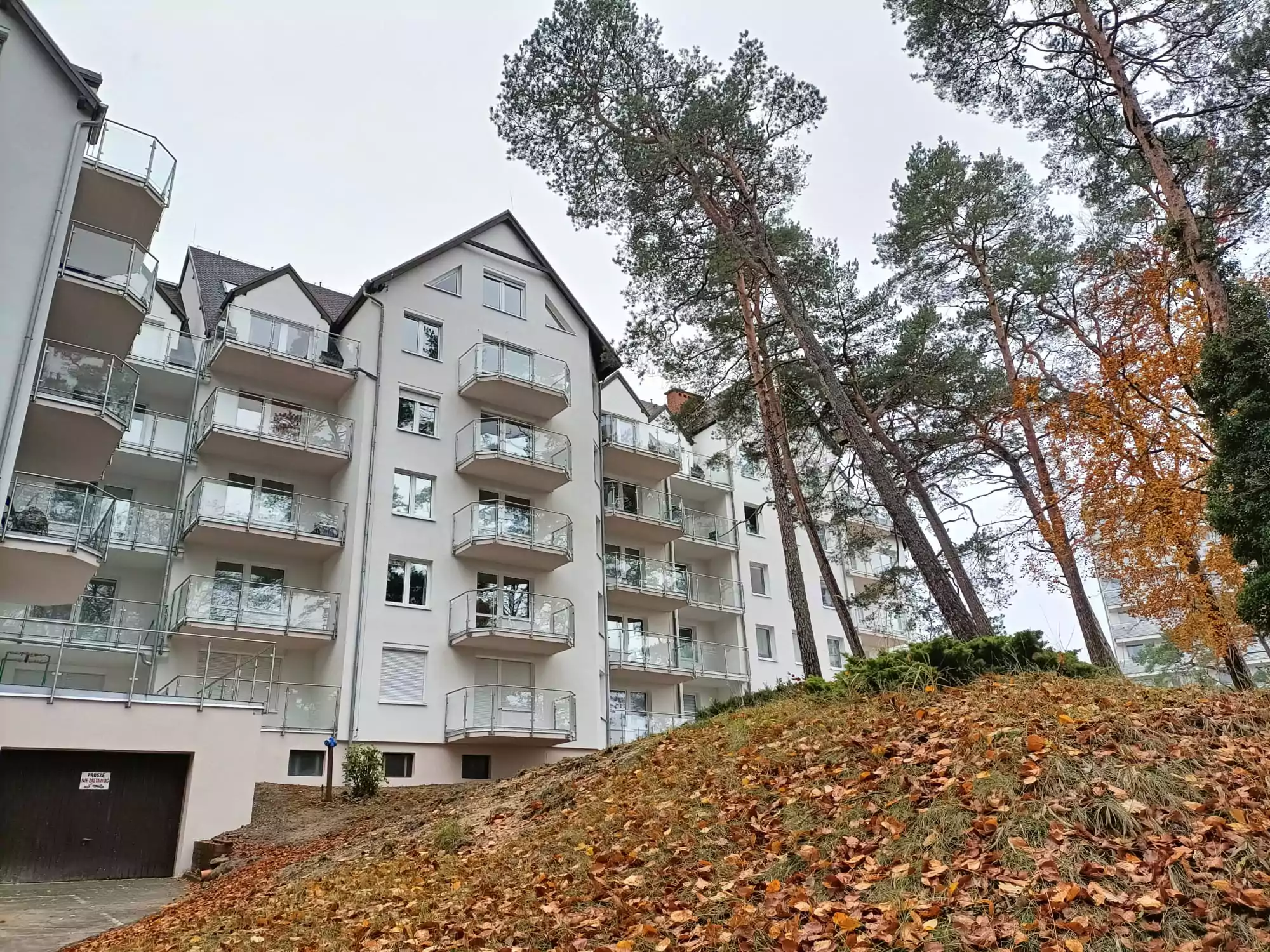 balustrady zewnętrzne, balustrady balkonowe, balustrady szklane, balustrady szklane balkonowe, balustrada szklano-stalowa