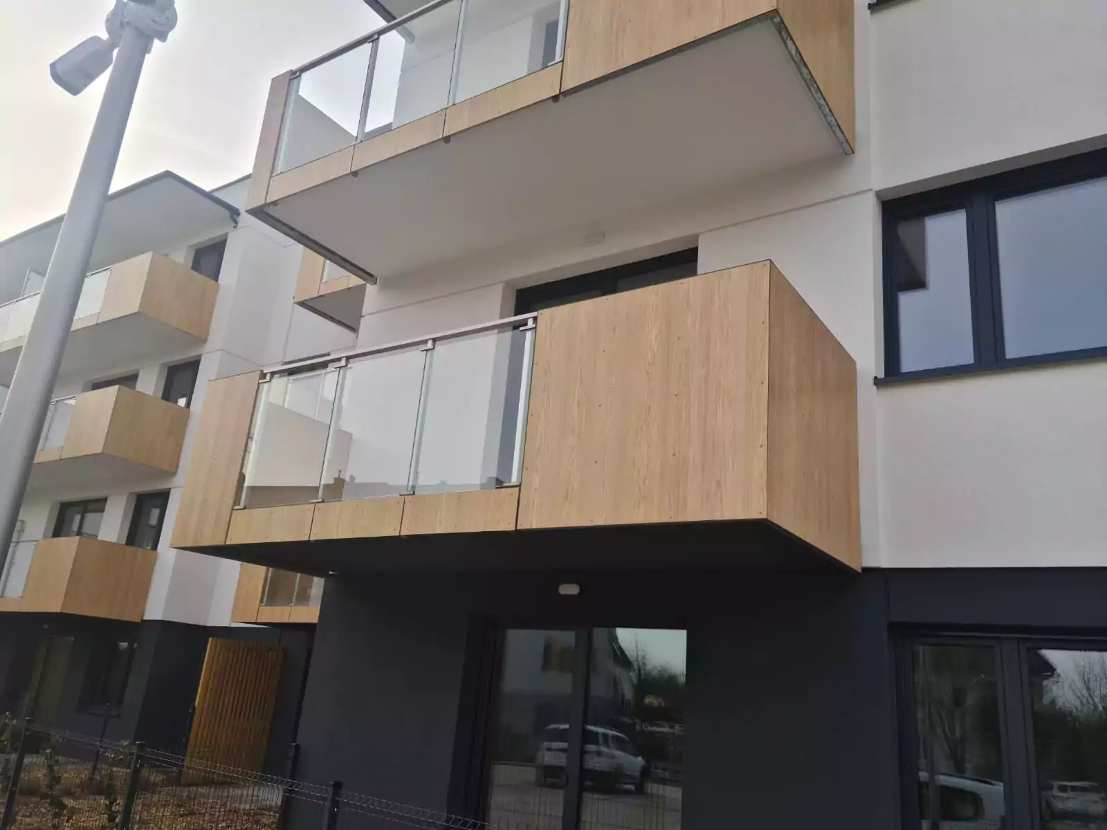 balustrady zewnętrzne, balustrady szklane, szklane zewnętrzne, balustrady ze szkła, balustrady zewnętrzne wykonane ze szkła, balustrady szklano stalowe