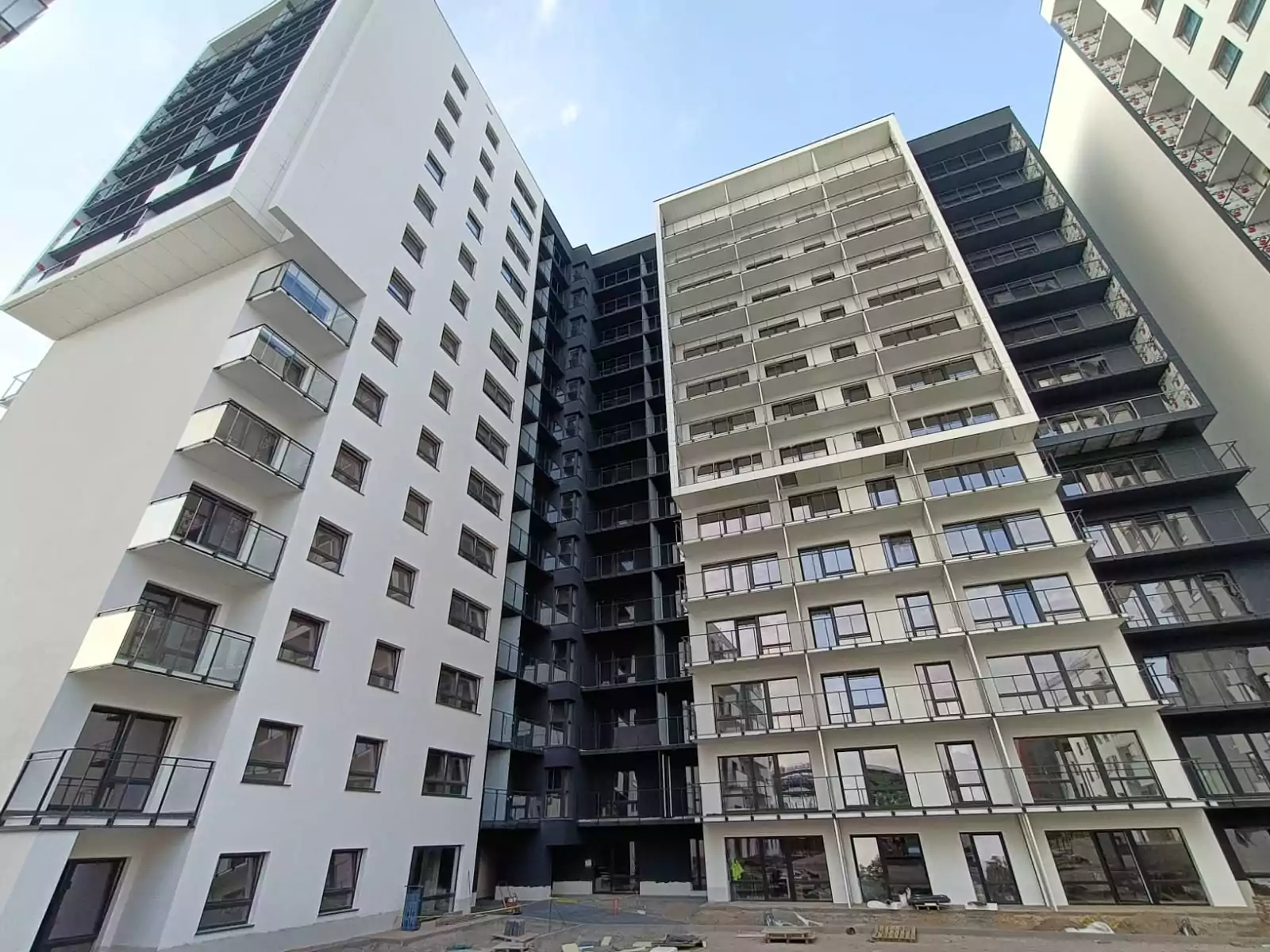 balustrady zewnętrzne, balustrady szklane, szklane zewnętrzne, balustrady ze szkła, balustrady zewnętrzne wykonane ze szkła, balustrady szklano stalowe