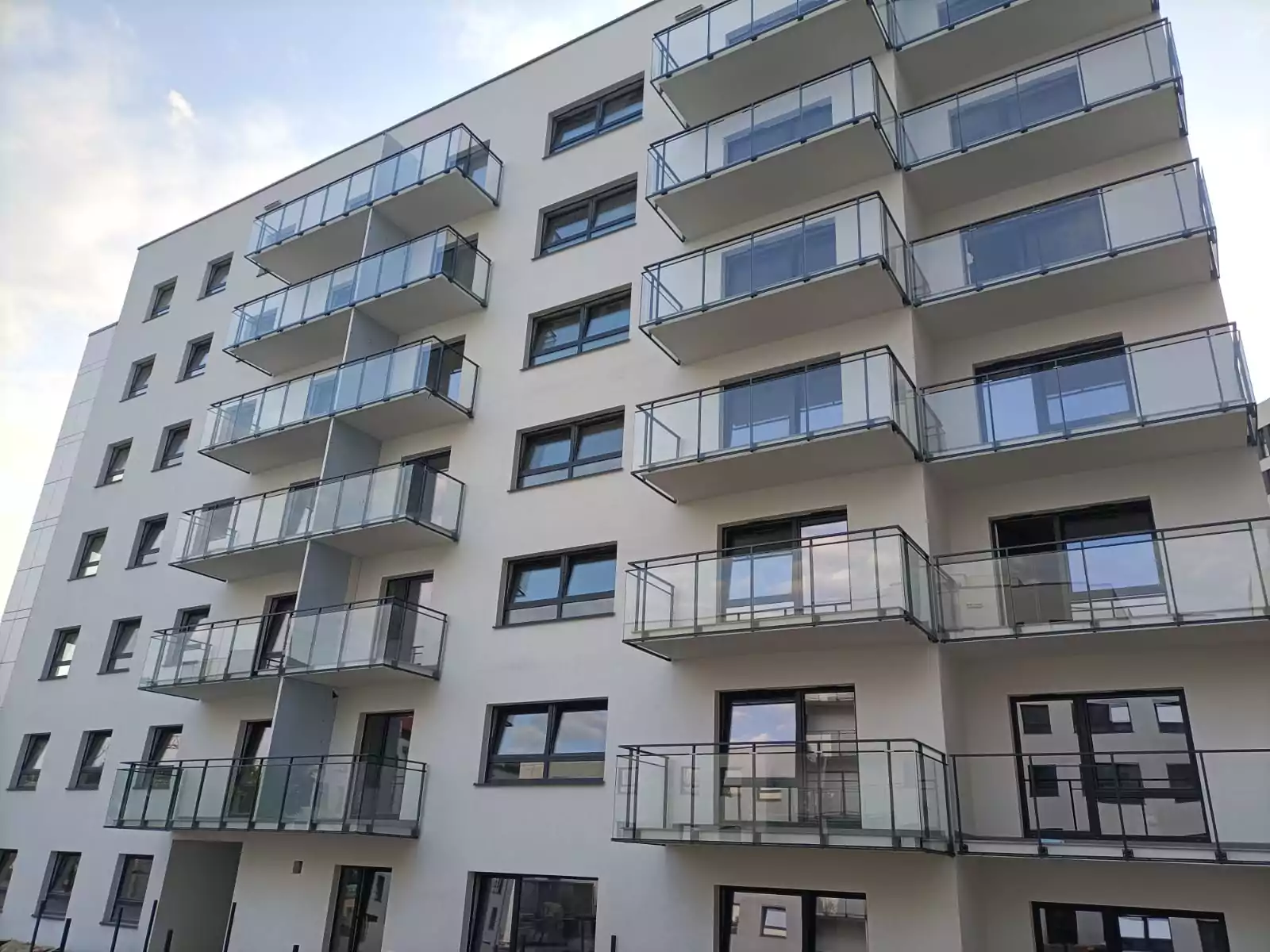 balustrady zewnętrzne, balustrady szklane, szklane zewnętrzne, balustrady ze szkła, balustrady zewnętrzne wykonane ze szkła, balustrady szklano stalowe