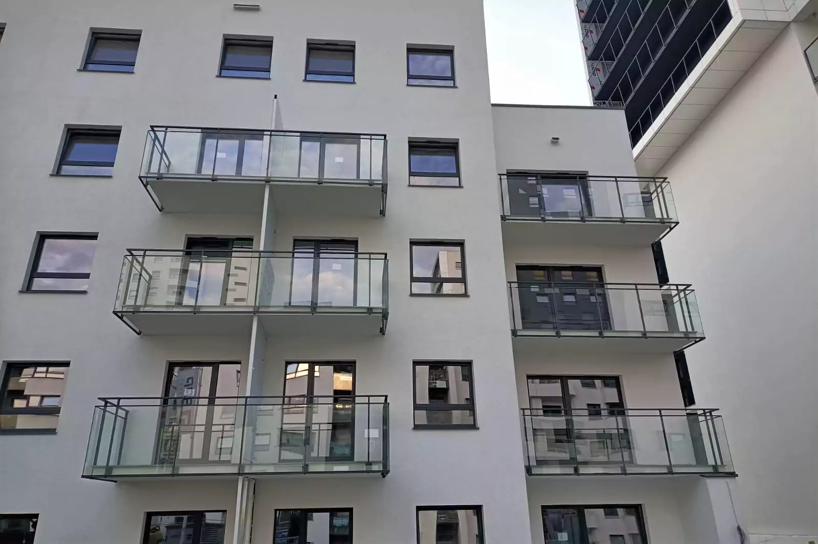 balustrady zewnętrzne, balustrady szklane, szklane zewnętrzne, balustrady ze szkła, balustrady zewnętrzne wykonane ze szkła, balustrady szklano stalowe