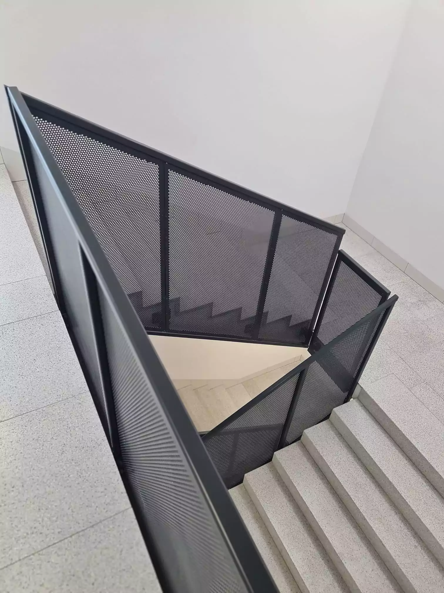 balustrada, balustrada blacha perforowana, balustrada z blachy perforowanej, balustrada z blachy, blacha perforowana, balustrada wewnętrzna, balustrada schodowa