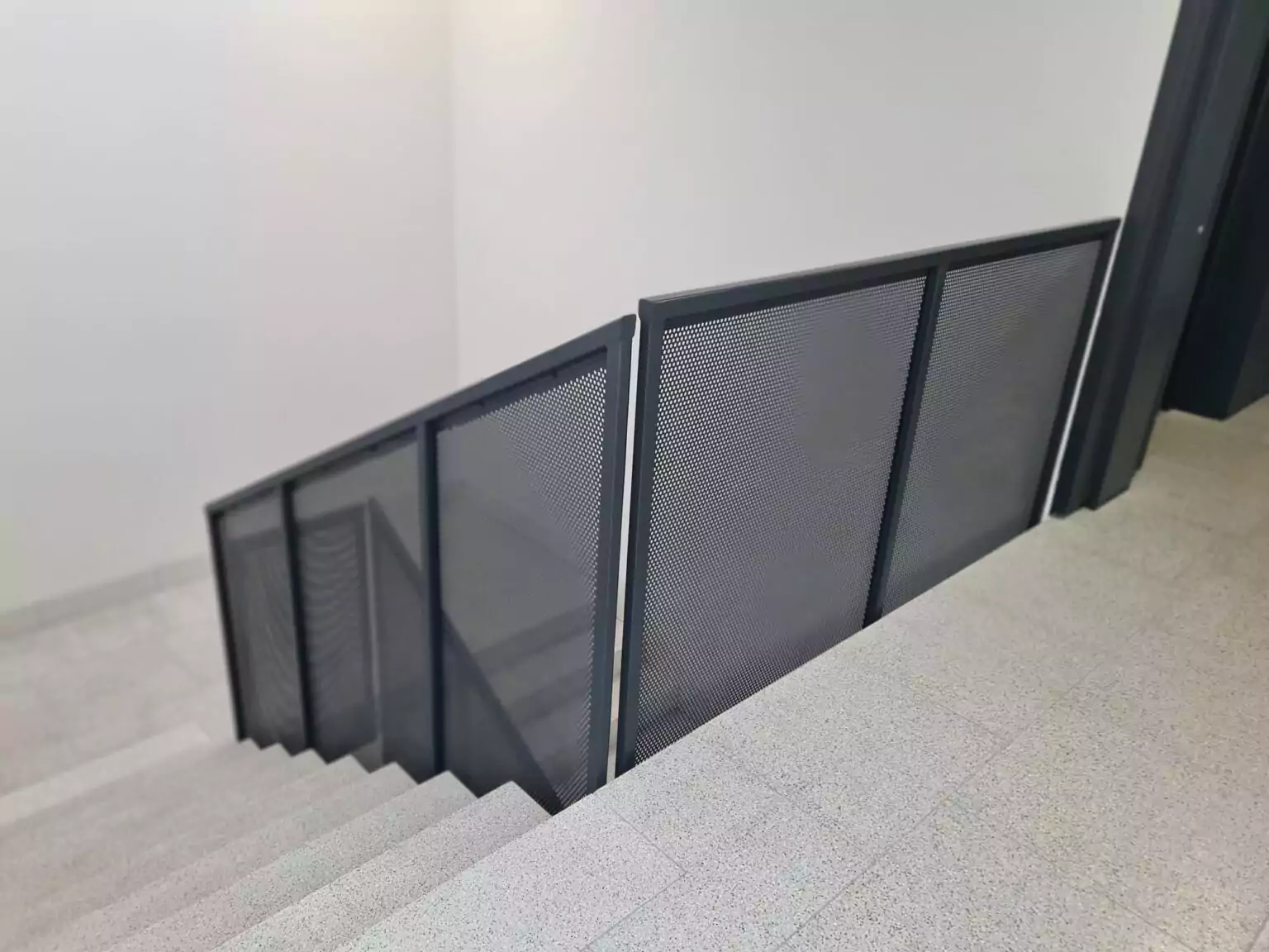 balustrada, balustrada blacha perforowana, balustrada z blachy perforowanej, balustrada z blachy, blacha perforowana, balustrada wewnętrzna, balustrada schodowa