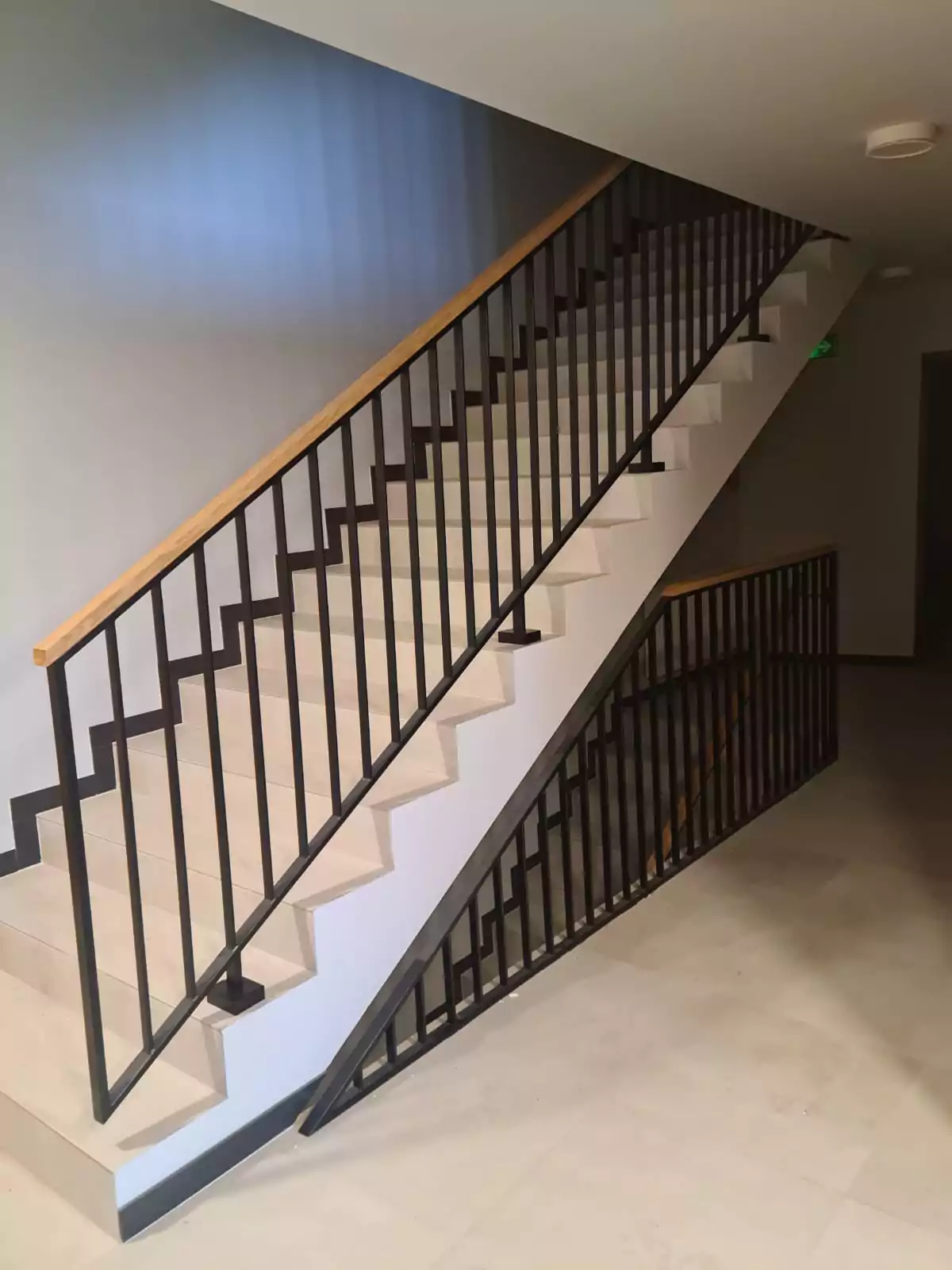 balustrada malowana proszkowo, balustrada, balustrada wewnętrzna, balustrada malowana, balustrada drewniana, drewniany pochwyt, drewniana poręcz, elegancka balustrada