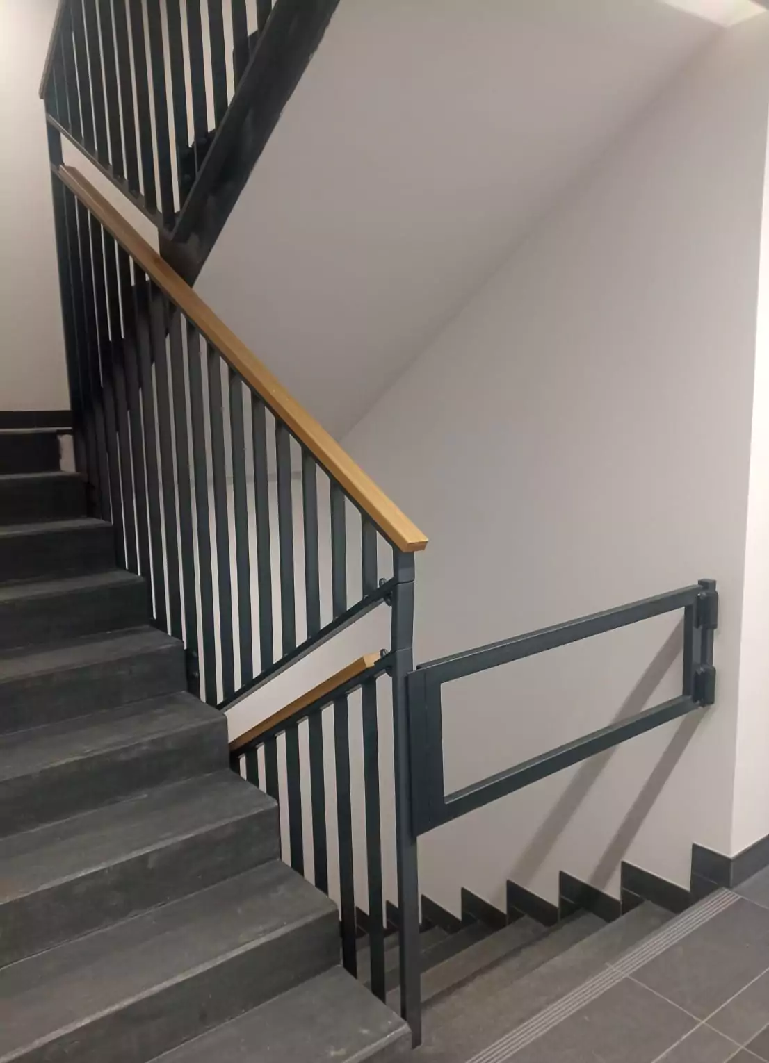 balustrada malowana proszkowo, balustrada, balustrada wewnętrzna, balustrada malowana, balustrada drewniana, drewniany pochwyt, drewniana poręcz, elegancka balustrada