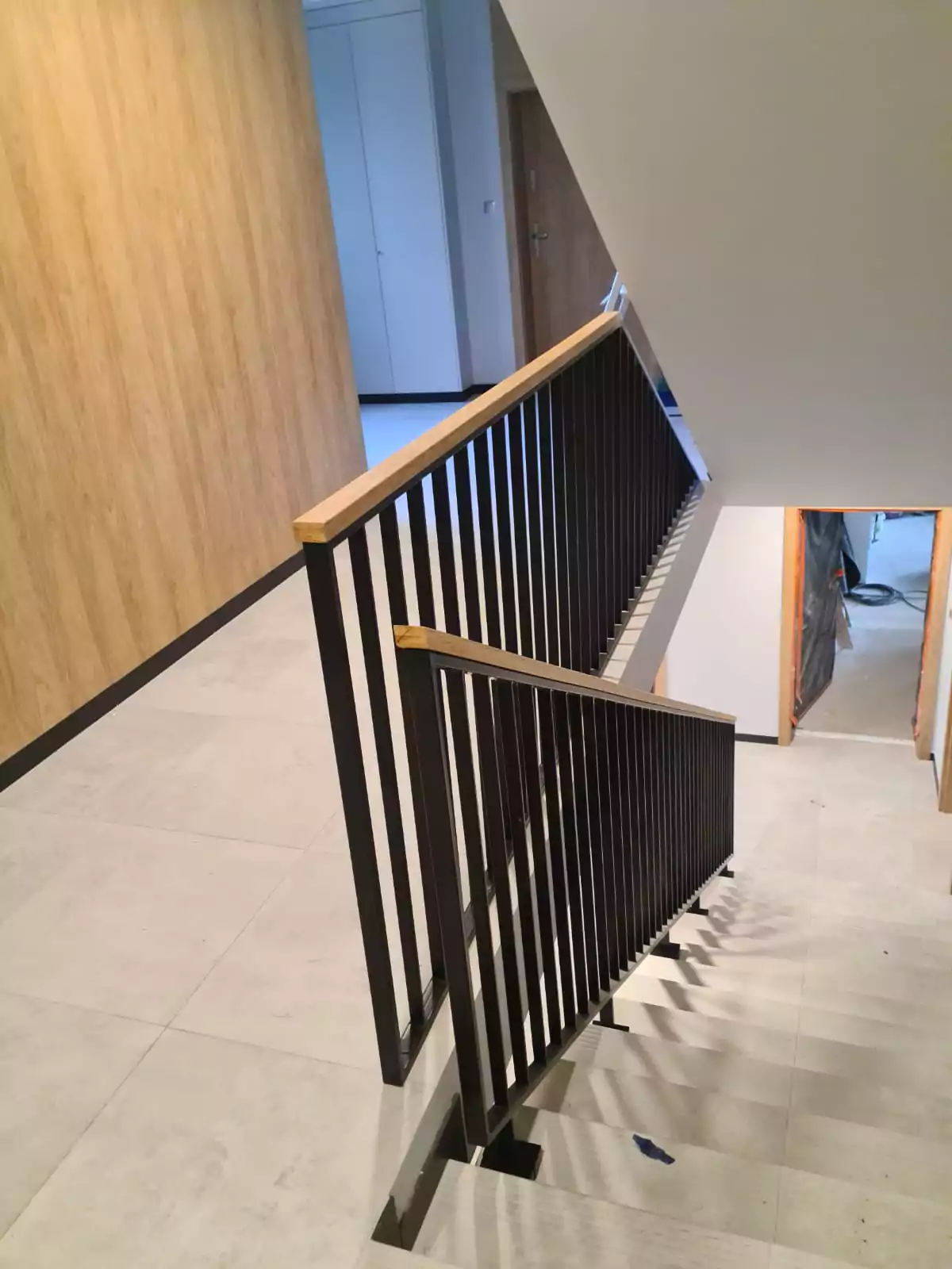 balustrada malowana proszkowo, balustrada, balustrada wewnętrzna, balustrada malowana, balustrada drewniana, drewniany pochwyt, drewniana poręcz, elegancka balustrada