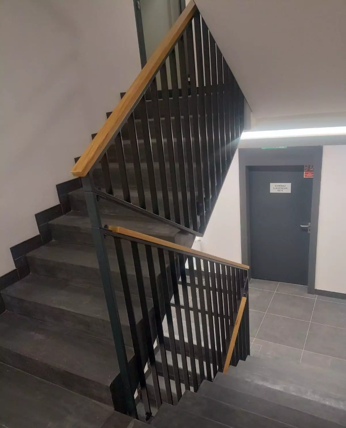 balustrada, balustrady, balustrada malowana proszkowo, balustrada z drewnem, balustrada wewnętrzna