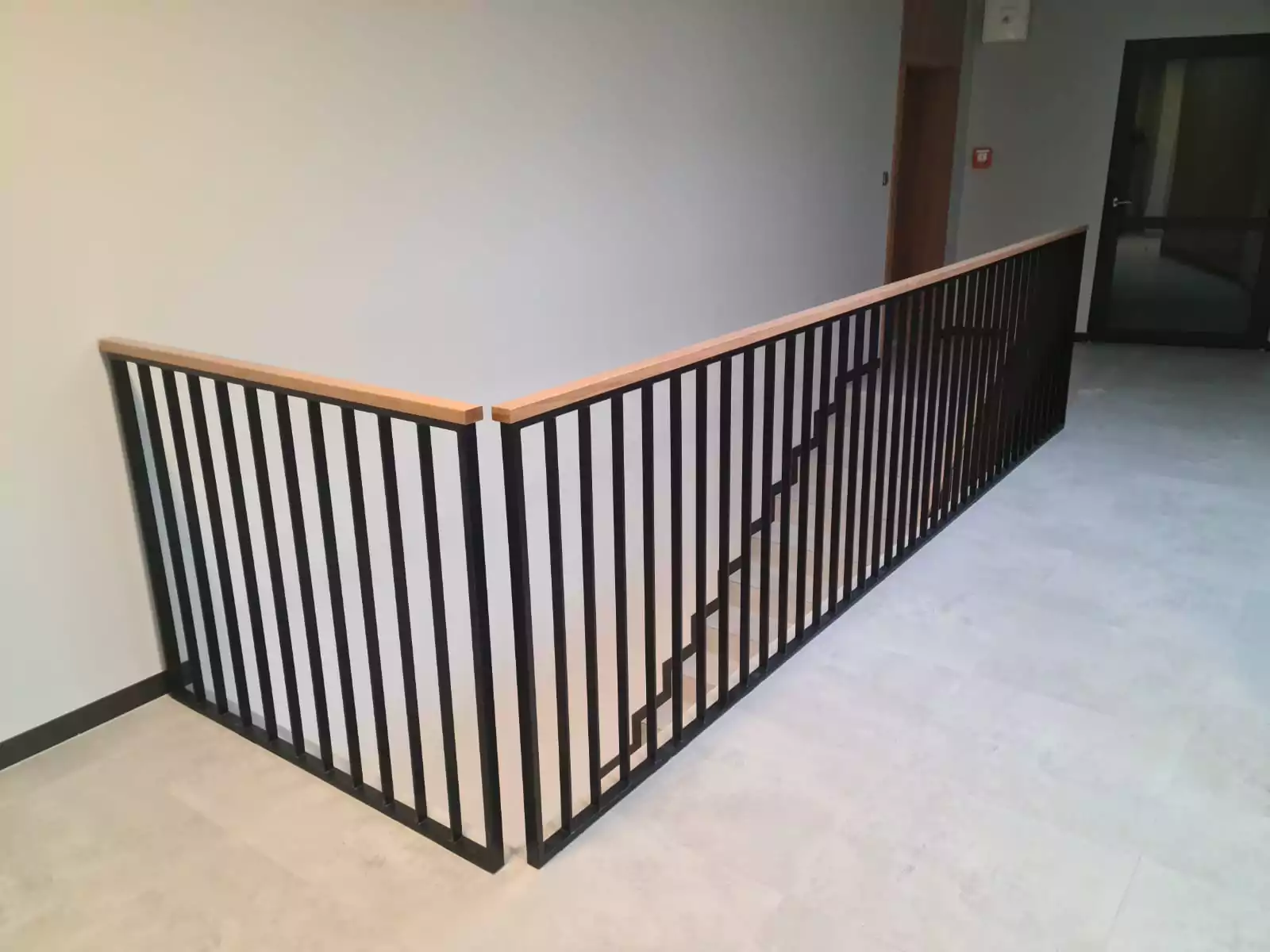 balustrada malowana proszkowo, balustrada, balustrada wewnętrzna, balustrada malowana, balustrada drewniana, drewniany pochwyt, drewniana poręcz, elegancka balustrada