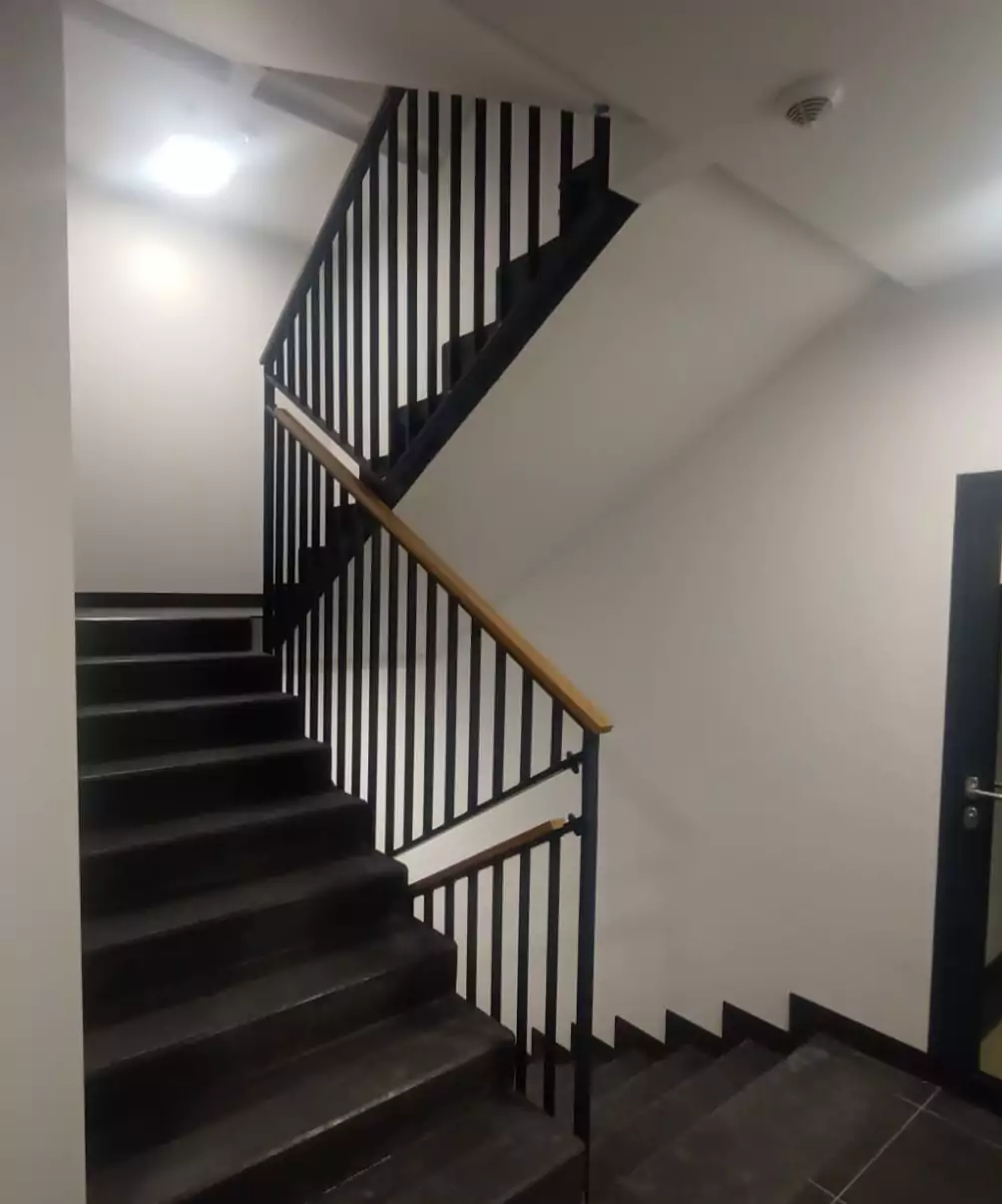 balustrada malowana proszkowo, balustrada, balustrada wewnętrzna, balustrada malowana, balustrada drewniana, drewniany pochwyt, drewniana poręcz, elegancka balustrada