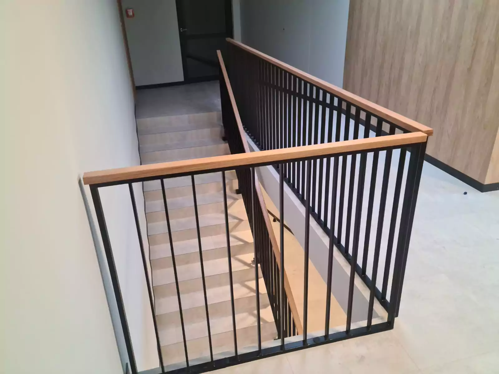 balustrada malowana proszkowo, balustrada, balustrada wewnętrzna, balustrada malowana, balustrada drewniana, drewniany pochwyt, drewniana poręcz, elegancka balustrada